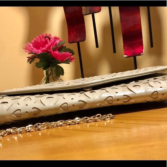 URBANâEXPRESSIONSâCUT OUTâTAN/GOLDâCROSSBODYâCLUTCH - Picture 8 of 16